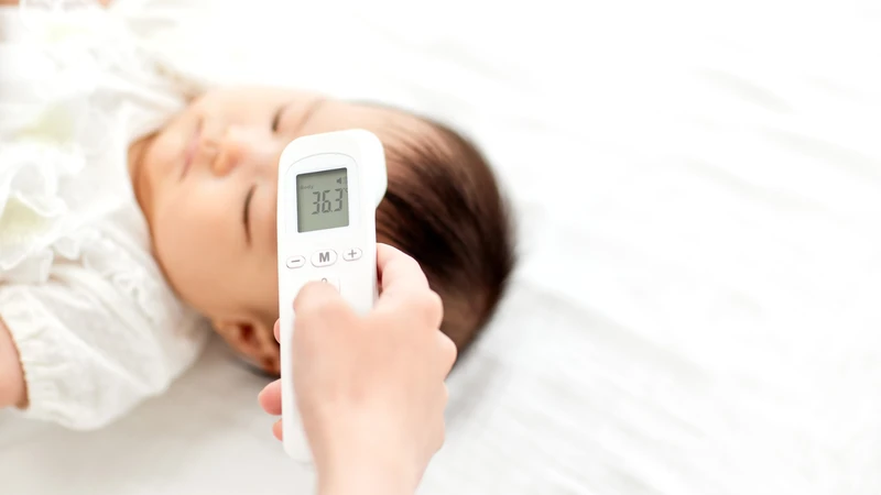 Thân nhiệt bé lúc tăng lúc hạ là do đâu?