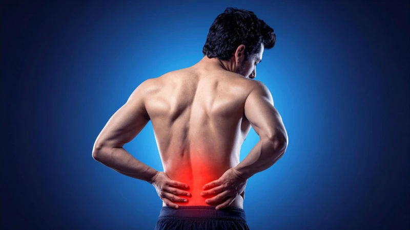 Thận ứ nước kèm theo triệu chứng đau vùng hông lưng kéo dài cần được theo dõi chặt chẽ
