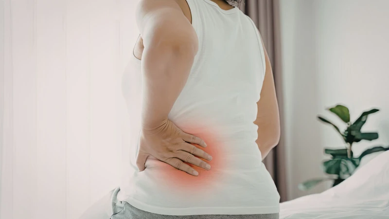 Đau vùng hông lưng là một dấu hiệu thường gặp của thận ứ nước