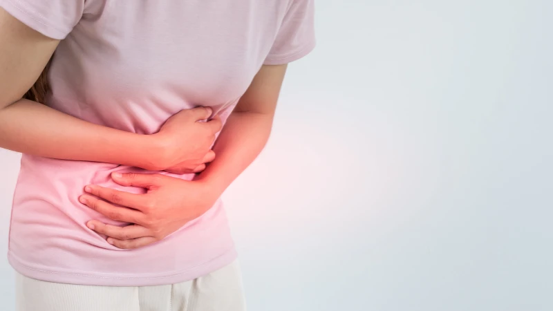 Ra máu nhẹ hoặc đau bụng dưới là những biến chứng thường gặp sau khi tháo vòng tránh thai