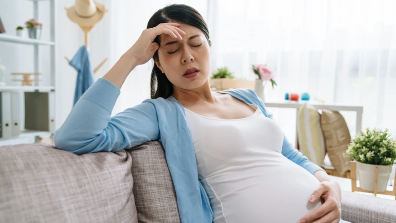 Mẹ bầu xuất hiện các bất thường như đau đầu, đau bụng dữ dội cần được kiểm tra và theo dõi y tế để can thiệp kịp thời