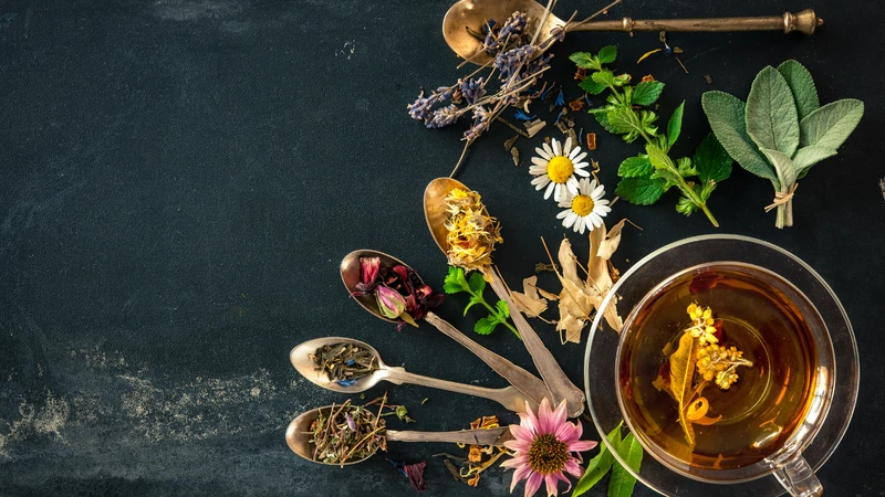Thay thế cà phê thành nước trái cây tươi, sữa ấm, trà thảo mộc