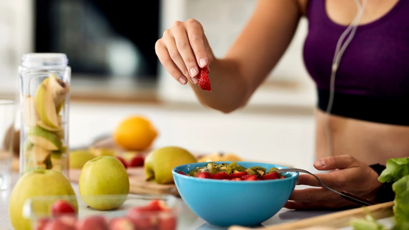 Chế độ ăn cân đối giúp cung cấp đầy đủ vitamin và khoáng chất cho cơ thể.