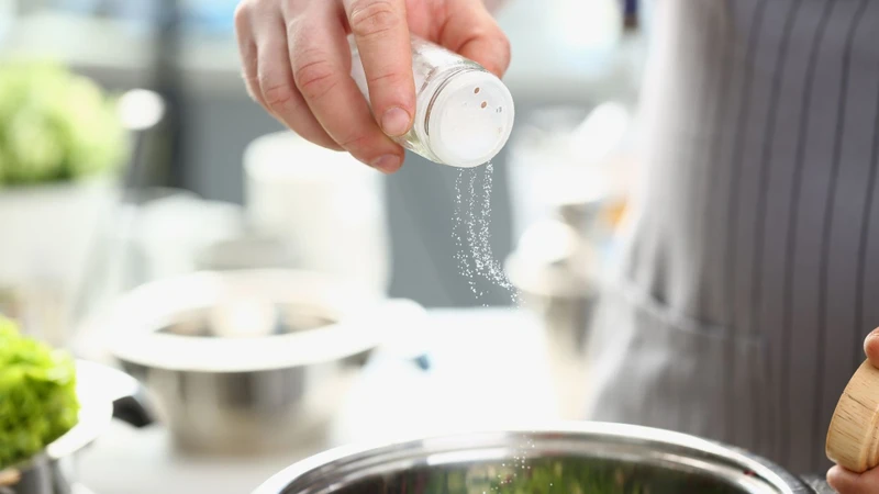 Thói quen sinh hoạt cũng có thể làm tăng cảm giác thèm ăn mặn