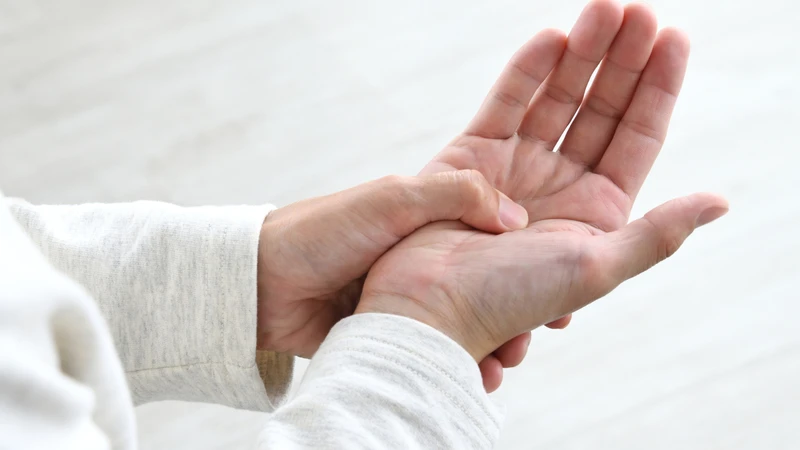 Tình trạng tê tay chân do thiếu canxi có thể xuất hiện thoáng qua hoặc kéo dài