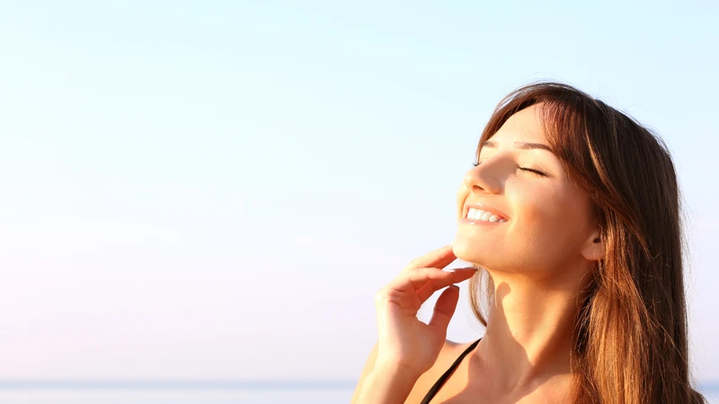 Tắm nắng buổi sáng giúp cơ thể tạo vitamin D tự nhiên, hỗ trợ hấp thu canxi