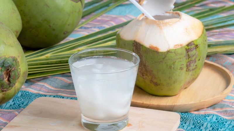 Nước dừa là thức uống tự nhiên giàu kali và các chất điện giải như natri, magie