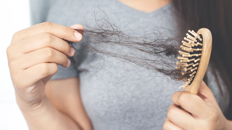 Nên đi khám nếu rụng tóc nhiều kéo dài