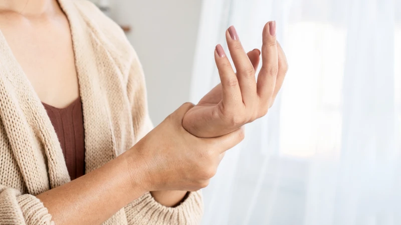 Thiếu magie kéo dài có thể ảnh hưởng đến chức năng thần kinh, gây cảm giác tê bì, châm chích hoặc ngứa ran ở bàn tay