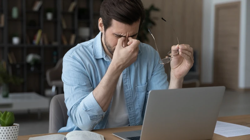 Các dấu hiệu có thể xuất hiện nhẹ hoặc rõ rệt tùy mức độ thiếu men và yếu tố tác động