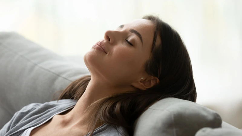 Thiếu oxy não nên làm gì? Hít thở sâu, chậm và đều để tăng lượng oxy vào phổi