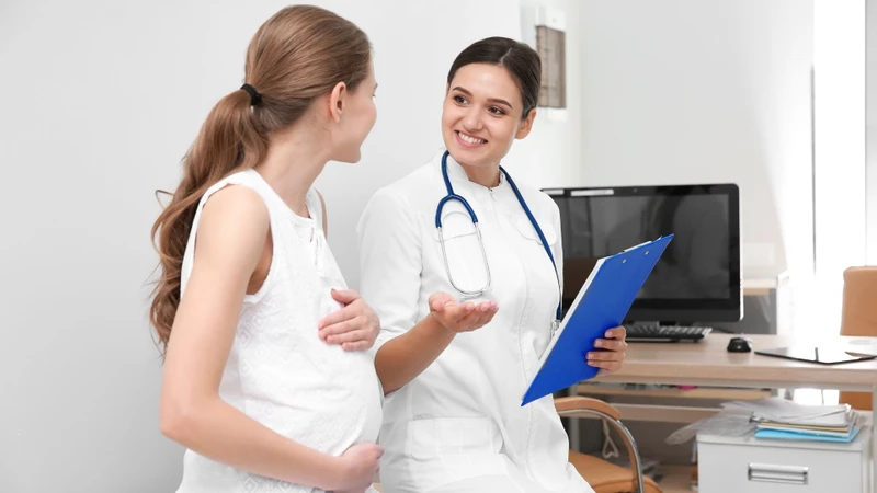 Siêu âm và khám thai đúng lịch giúp bác sĩ theo dõi sự phát triển của thai nhi