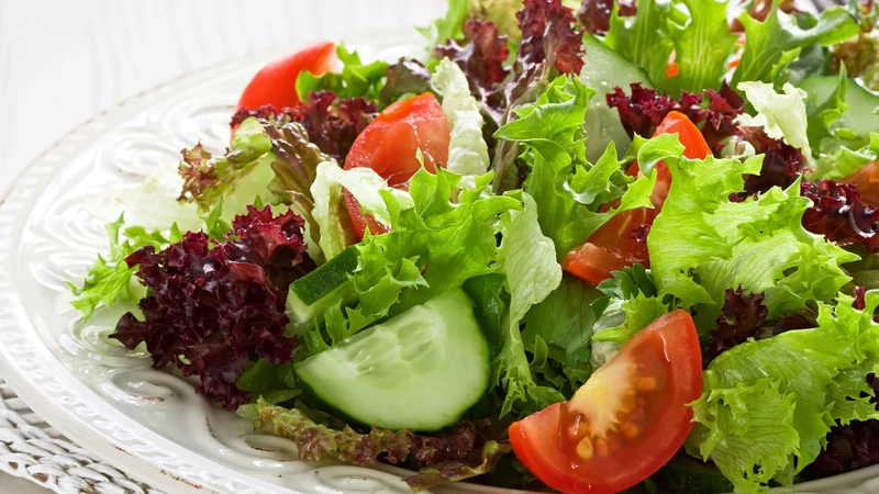 Bổ sung dưa chuột qua các món salad, ăn sống hoặc nước ép giúp cung cấp vitamin K