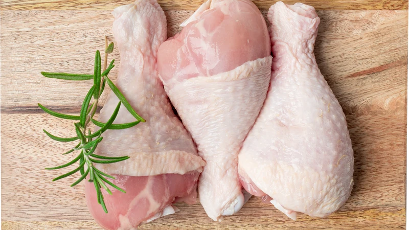 Thịt trắng điển hình như thịt gia cầm (gà, vịt) thường chứa ít myoglobin hơn