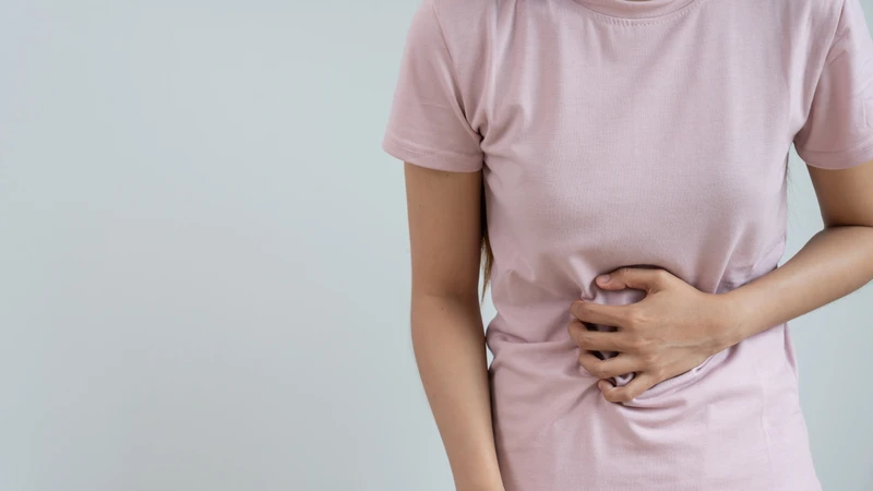 Cần chú ý đến các triệu chứng có thể xuất hiện khi ăn phải thịt gà đã hỏng hoặc không được bảo quản đúng cách