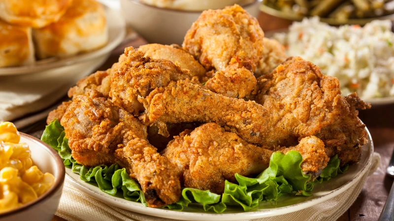 Thịt gà tẩm bột chiên hoặc chế biến với nhiều dầu mỡ có thể làm tăng lượng chất béo bão hòa và calo trong khẩu phần ăn