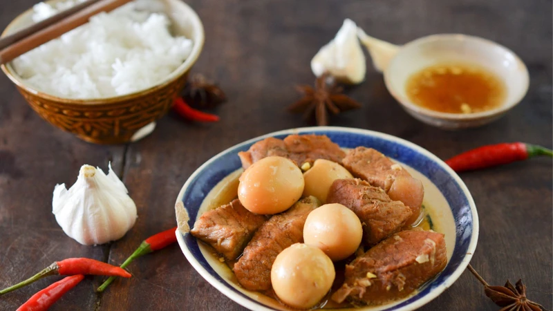 Khẩu phần ăn hợp lý giúp kiểm soát thịt kho trứng bao nhiêu calo trong mỗi bữa