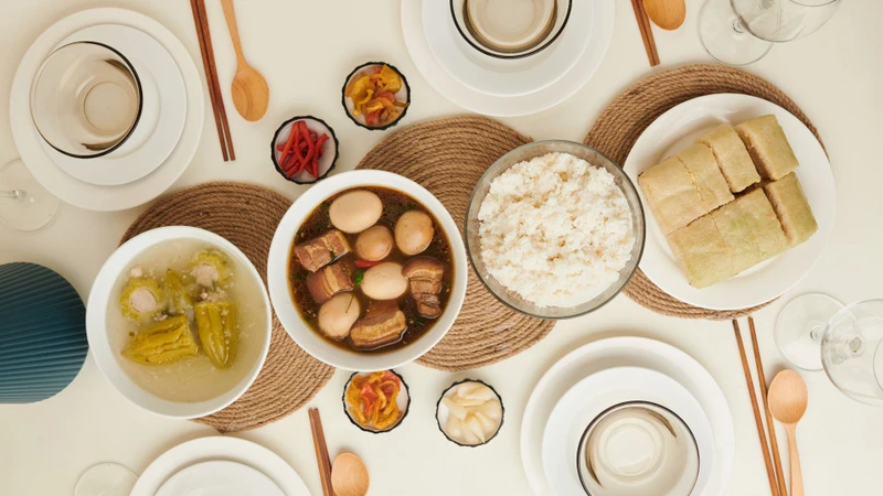 Kết hợp thịt kho trứng với rau giúp bữa ăn cân đối và dễ tiêu hóa hơn