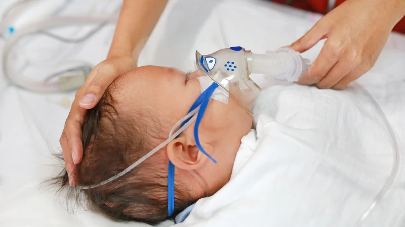 Viêm phổi khiến trẻ khó thở, nhịp thở tăng và lồng ngực rút lõm