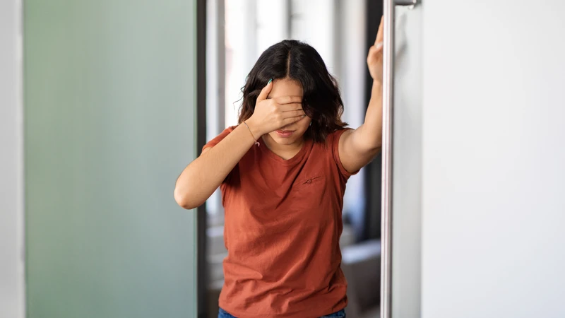 Chóng mặt khi thay đổi tư thế đầu là một triệu chứng điển hình cần chú ý
