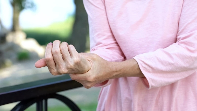 Người bệnh thường có cảm giác tê râm ran, châm chích hoặc mất cảm giác ở ngón tay, bàn tay hay toàn bộ cánh tay