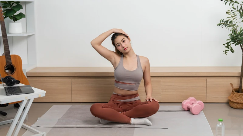 Duy trì tư thế đúng và tập luyện hằng ngày giúp phòng ngừa thoái hóa đốt sống cổ gây thiếu máu não