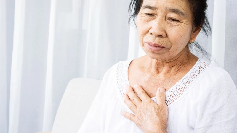 Nếu đau kèm đau ngực, khó thở, cần đến gặp bác sĩ