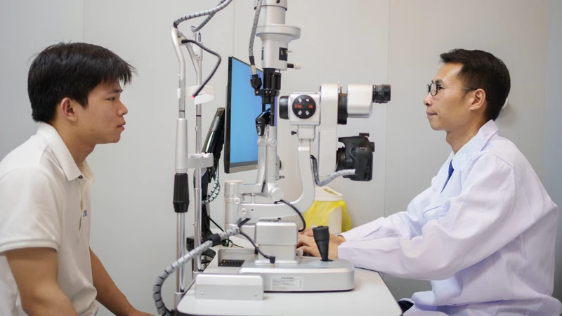 Thăm khám mắt định kỳ giúp phát hiện sớm các bệnh lý về giác mạc