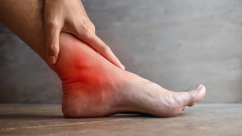 Cơn đau xuất hiện âm ỉ khi đi lại, đặc biệt sau khi vận động nhiều hoặc đứng lâu
