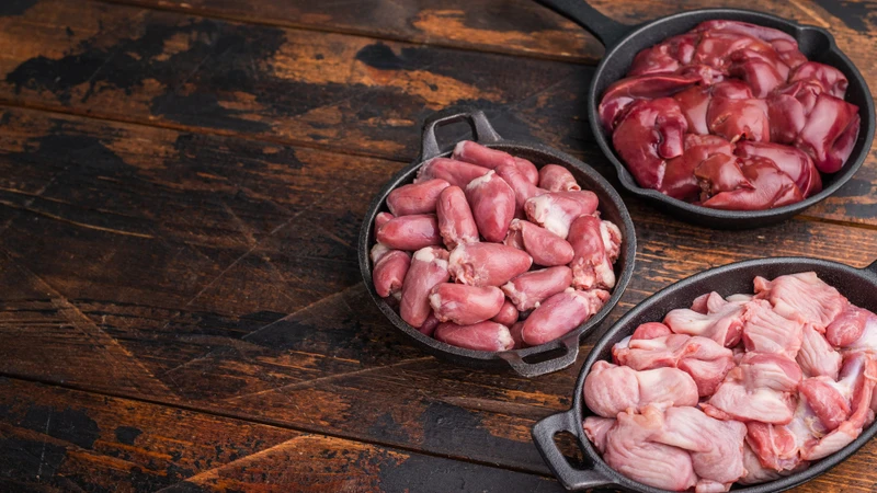 Gan, lòng, tim và các loại nội tạng khác chứa nhiều cholesterol và purin