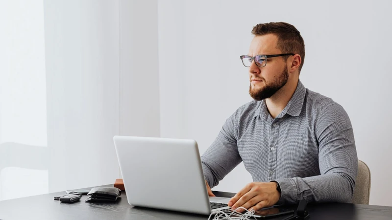 Ngồi đúng tư thế giúp hạn chế thoái hóa khớp