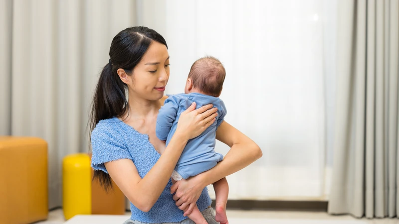 Nên theo dõi tại điểm tiêm ít nhất 30 phút để phát hiện sớm phản ứng của bé