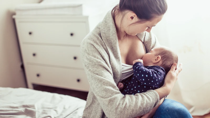 Nếu thóp trẻ phồng lên khi sót nhưng trẻ vẫn tỉnh táo, bú bình thường thì chưa quá lo lắng