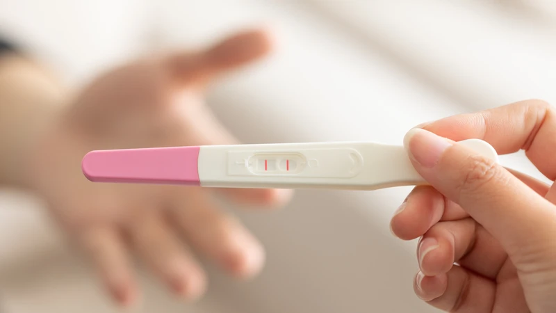 Tìm hiểu về thử que 2 vạch xét nghiệm máu không có thai​