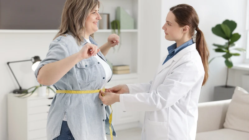 Theo dõi cân nặng, chỉ số vòng eo thường xuyên và tham khảo hướng dẫn của chuyên gia dinh dưỡng để cải thiện tình trạng dư cân an toàn
