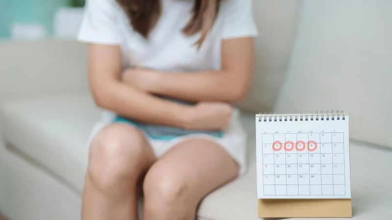 Ở phụ nữ, sự mất cân bằng estrogen có thể đi kèm những thay đổi về chu kỳ kinh