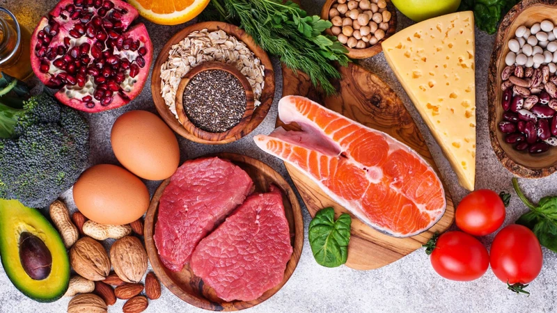 Ưu tiên rau xanh, trái cây, ngũ cốc nguyên hạt và nguồn protein phù hợp giúp duy trì sức khỏe tổng thể và hỗ trợ kiểm soát cân nặng