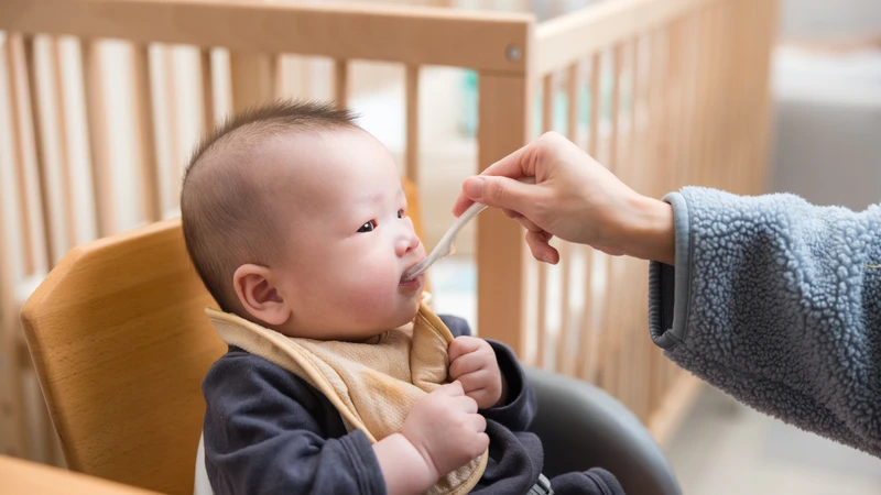 Theo sát bé trong bữa ăn dặm để kịp thời xử lý các vấn đề phát sinh