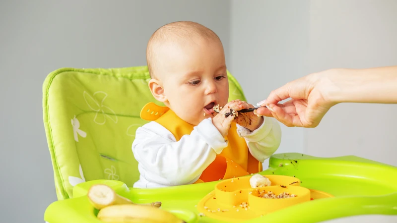 Ở 8 tháng, bé cần làm quen với thức ăn có độ thô vừa phải