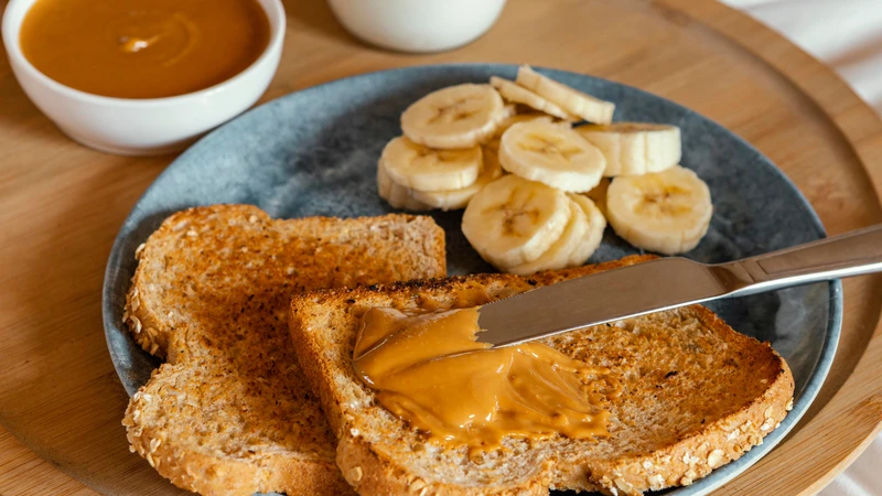 Một bữa sáng lành mạnh với bánh mì nguyên cám phết bơ béo ngậy, thêm chuối chín bổ sung chất xơ