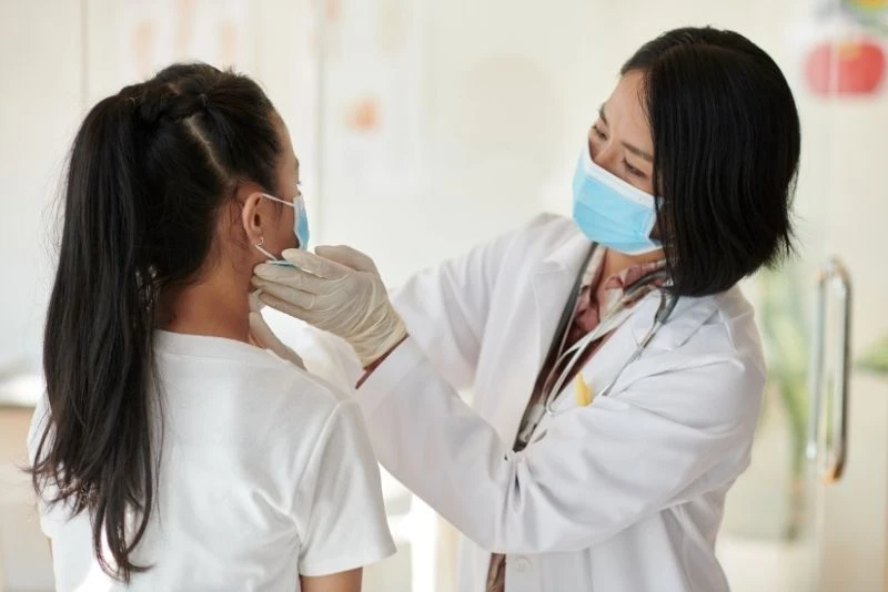 Khi tiêm vaccine, cơ thể kích hoạt đáp ứng miễn dịch tại chỗ tiêm và các hạch lân cận, thường là hạch nách cùng bên tay tiêm