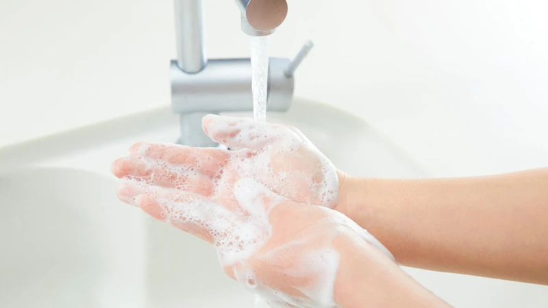 Rửa tay sạch với xà phòng trước khi chế biến và ăn giúp giảm nguy cơ ngộ độc thực phẩm