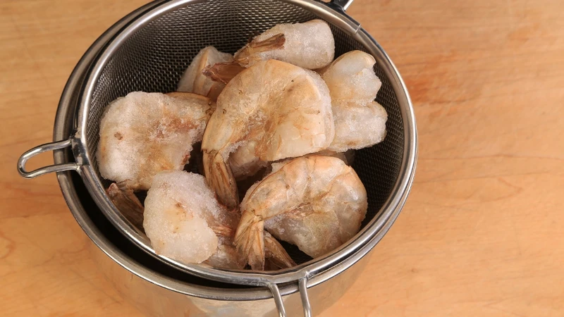 Rã đông thực phẩm đông lạnh sai cách có thể làm tăng nguy cơ nhiễm khuẩn và ngộ độc thực phẩm