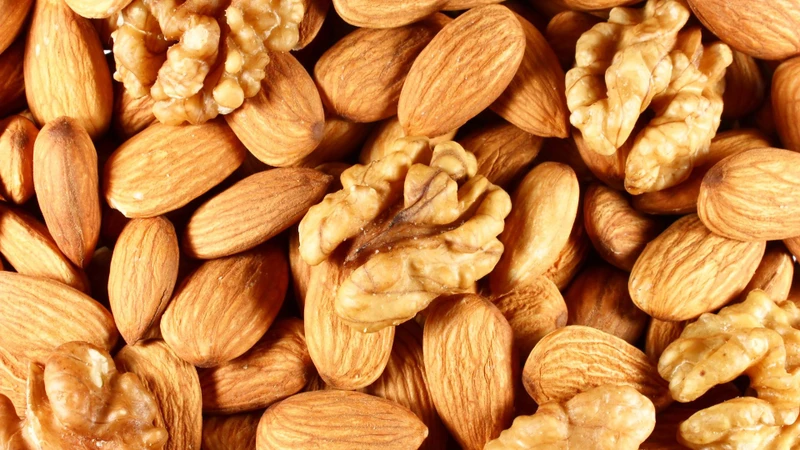 Các loại hạt như hạnh nhân, óc chó cung cấp vitamin E