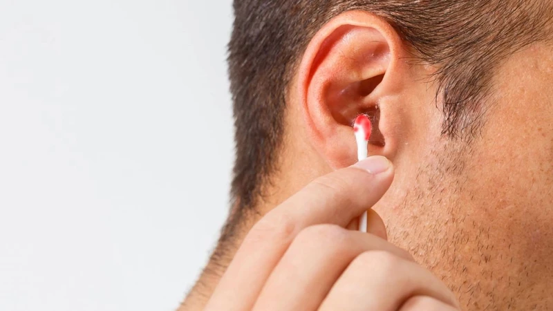 Thủng màng nhĩ có chảy máu nhiều không? Có thể chảy máu nhưng thường chỉ rỉ nhẹ