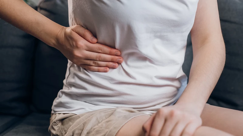 Sỏi hình thành trong túi mật có thể gây ra những cơn đau quặn dữ dội ở vùng hạ sườn phải