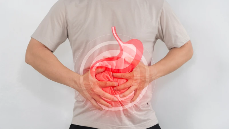 Cơn đau âm ỉ, bỏng rát thường gặp ở người bị viêm loét dạ dày