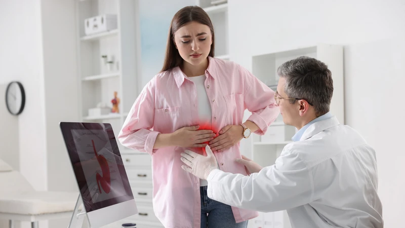 Nên gặp bác sĩ ngay nếu cơn đau bụng kèm sốt cao hoặc ớn lạnh kéo dài