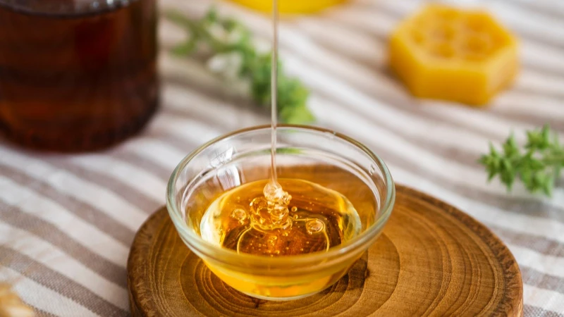 Uống mật ong pha loãng giúp hỗ trợ phục hồi
