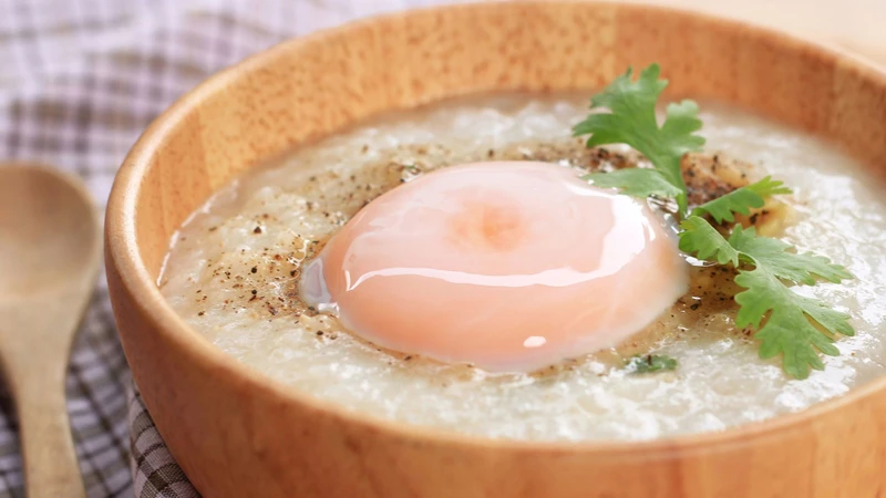 Ưu tiên thức ăn mềm, mát và uống đủ nước để giảm kích ứng khi nuốt